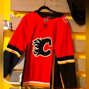 Calgary flames jersey| medium/large